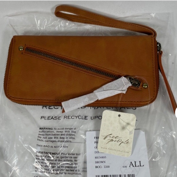 Free People Vegan Distressed Wallet in Brown NWT - Picture 6 of 7